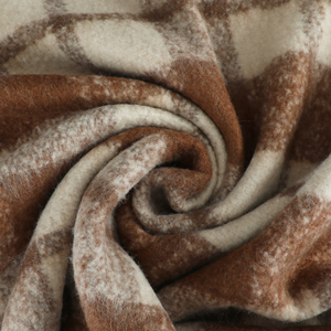 Manta Tejida con Flecos de Mohair Blanca y Marrón, Diseño a Cuadros, Ecológica, para Todas las Estaciones - Product Image 5