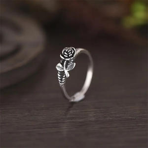 Anello Q403 con Rosa in Argento 925 Placcato, Design Floreale Unisex, Gioiello Regalo, Anelli alla Moda - Product Image 6