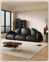 Ensemble de canapé sectionnel en cuir minimaliste italien avec dossier incurvé, 3 places et fauteuil individuel pour un salon moderne dans un appartement ou une villa