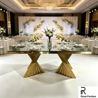 Table de banquet rectangulaire de luxe en acier inoxydable doré avec plateau en verre durable et pieds en forme d'éventail pour événements et fêtes