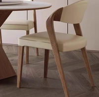 Chaise de salle à manger en bois moderne très vendue, en cuir, minimaliste, douce et confortable, design luxueux pour la maison, l'hôtel ou la villa.