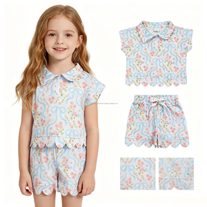 En stock: Conjunto de ropa de verano para niñas con pantalones cortos rojos, bordado de sandía y bolsillos a rayas. Venta al por mayor de conjuntos para niños pequeños. Ropa de fábrica. - Product Image 5
