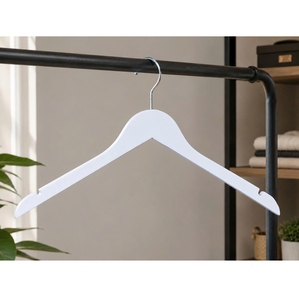 Ganchos de Madera Blancos Resistentes al Por Mayor con Muescas Precisas en los Hombros para Tiendas de Ropa y Boutiques de Moda - Product Image 5