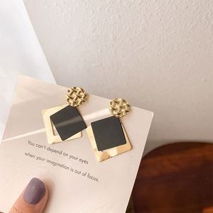 Pendientes Geométricos Cuadrados Negros Chapados en Oro, Pendientes Colgantes de Metal con Lentejuelas Geométricas Negras, Estilo Coreano de Moda - Product Image 6