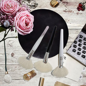 Singolo a forma di ventaglio spazzola morbida capelli di capra naturale con manico in legno lungo pennelli per il trucco per cosmetici per il viso - Product Image 2