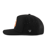 Casquette de baseball trucker sportive personnalisée à visière incurvée, perforée au laser, 5 panneaux, 100 % polyester, imperméable, avec patch PVC