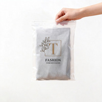 Sacs en plastique refermables en MYLAR imperméables noirs pour l'emballage des vêtements avec logo personnalisé