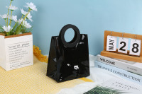 Sac cadeau en PVC noir personnalisable avec poignée en PU durable et marquage à chaud pour l'emballage de cadeaux