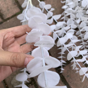 Arche de mariage L-428 en <span class=keywords><strong>eucalyptus</strong></span> plastique, 5 branches, fleurs blanches, branches <span class=keywords><strong>d</strong></span>'<span class=keywords><strong>eucalyptus</strong></span> artificielles pour la <span class=keywords><strong>d</strong></span>écoration - Product Image 4