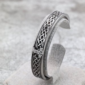 Pulsera nórdica retro de acero inoxidable para hombre, con diseño de martillo de Thor en forma de C, regalo de joyería para combinar con ropa. - Product Image 3