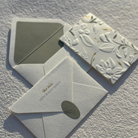 Ensemble de papeterie de mariage en papier texturé blanc de qualité supérieure, motif floral en relief, impression grise, sceau de cire doré pour invitation et enveloppe à argent