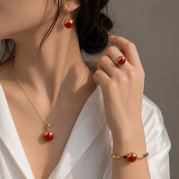 JUSNOVA Vente en gros – Ensemble de bijoux papillon en or PVD 18 carats résistant au ternissement, avec breloque papillon et breloque pierre rouge pour femme