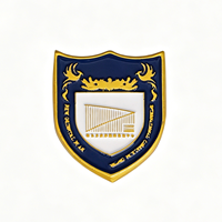 Badge de revers personnalisé OEM avec logo d'entreprise, émail souple plaqué or de haute qualité et attache papillon en métal