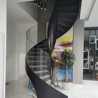 Escalier en colimaçon moderne et élégant pour petits espaces
