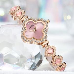 Vente en <span class=keywords><strong>gros</strong></span> de montres-bracelets en acrylique pour femmes à motif trèfle à quatre feuilles, cadran de 30 mm, résistantes à l'eau, 6812 - Product Image 5
