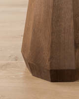 Table d'appoint contemporaine de luxe minimaliste en bois brun foncé avec plateau à panneaux facettés et base conique pour salon