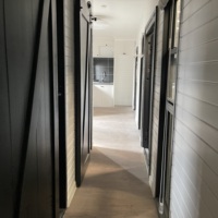 Maison conteneur maritime modifiée en acier 40HQ, design industriel, ignifuge, insonorisée, personnalisable en 3D, pour hôtel et Airbnb, capacité 30+ personnes
