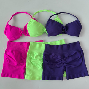 Conjunto de Yoga Sin Costuras: Sujetador Deportivo Halter con Recortes y <span class=keywords><strong>Shorts</strong></span> de Ciclismo de Cintura Alta Acanalados, Conjunto de 2 Piezas para Entrenamiento, Colores Vibrantes, para Gimnasio y Fitness - Product Image 3