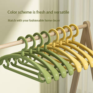 Cintres en plastique colorés antidérapants avec crochets pour le rangement des pantalons et des vêtements - Product Image 1