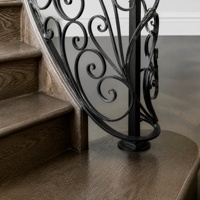 Escalier en colimaçon courbé sur mesure pour villa haut de gamme avec marches en bois massif et rampes en métal