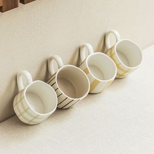 Mug en porcelaine rayé sur mesure, moderne, sans danger pour les aliments, compatible micro-ondes et lave-vaisselle, couleurs blanc/jaune, cadeaux d'affaires, minimaliste - Product Image 2