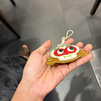Mini sac à main artisanal en cuir de mouton avec porte-clés singe et breloque
