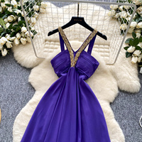 Robe longue élégante d'été à col halter avec détails perlés et sequins, taille empire froncée, dos nu pour soirée