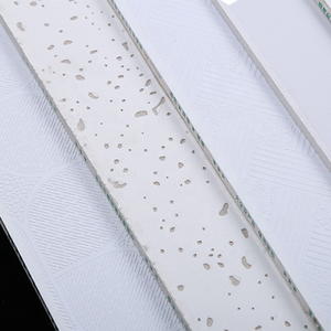 Plaque de plâtre ignifuge en PVC avec support en feuille d'aluminium pour les travaux de plafonds de centres commerciaux et de restaurants - Product Image 3