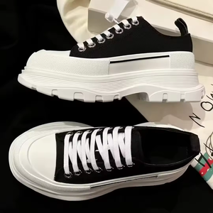 Chaussures de style décontracté noires et blanches à plateforme épaisse en toile - Product Image 1
