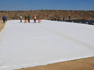 Géotextile non tissé en PET 200-700 g/m² anti-biodégradation pour couche de paillis de décharge, contrôle auxiliaire de l'érosion, certifié ASTM - Product Image 6