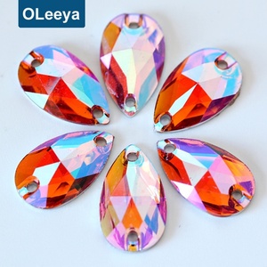 Strass en résine OLeeya 13x22mm en forme de goutte, couleur péridot AB, dos plat argenté, à coudre pour justaucorps - Product Image 3