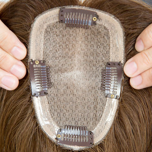 Doğrudan Fabrikadan Satış 3*5 inç İpek Tabanlı Kahverengi Düz Bakire İnsan Saçı Tepe Saçları %130 Yoğunluk Üstün Kalite Avrupa Remy Kadınlar İçin - Product Image 1