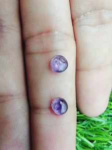 พลอยไพลินธรรมชาติคุณภาพเยี่ยมสำหรับขายส่ง รูปทรงหลังเบี้ย น้ำหนัก 1.9 กะรัต สีม่วงอ่อน สำหรับทำต่างหู จากมอโกก ประเทศพม่า - Product Image 3