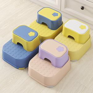 Taburete Infantil de Plástico Antideslizante para Baño, con Diseño de Dos Niveles, para la Seguridad de los Niños - Product Image 1