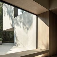 Fenêtre fixe moderne en alliage d'aluminium multi-étanchéité à double vitrage, isolante thermiquement et anti-poussière, idéale pour balcon d'appartement urbain