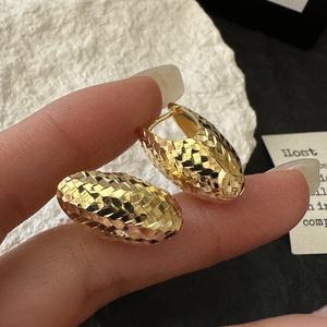 Boucles d'oreilles rétro françaises en argent pur S925, design incurvé à sequins effet glace pilée, avec un éclat unique et tendance - Product Image 3