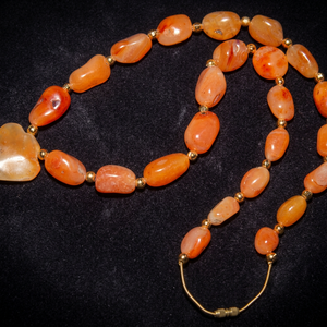 Compre en Línea Collar Indio de Arte Folclórico Gujarati Tallado con Piedras Preciosas de Ágata y Perla Dorada de Colección en Venta - Product Image 4