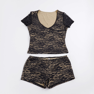 Conjunto de Dos Piezas: Top Corto de Manga Corta con Cuello en V y Encaje Floral Estilo Vintage Francés y Shorts Ajustados de Cintura Baja para un Look Casual y Moderno - Product Image 6