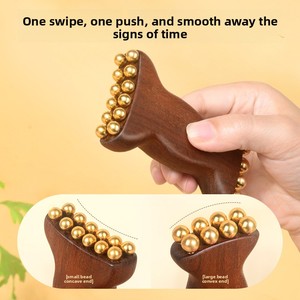Masseur facial en bois <span class=keywords><strong>de</strong></span> santal doré avec perles en laiton doré pour lifting du visage, joues, ligne <span class=keywords><strong>de</strong></span> la mâchoire et rides nasolabiales - Product Image 3