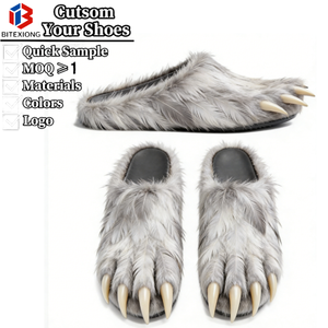 Mules en <span class=keywords><strong>fourrure</strong></span> pour hommes avec logo personnalisé, motif patte d'animal et griffes métalliques, design artistique pour un style affirmé - Product Image 1