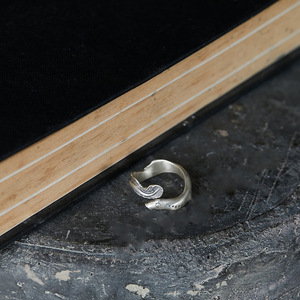 Nouvelle bague pour homme en cuivre écologique, style vintage vieilli, sculptée en forme d'<span class=keywords><strong>anguille</strong></span> à bouche ouverte, avec design de niche - Product Image 3