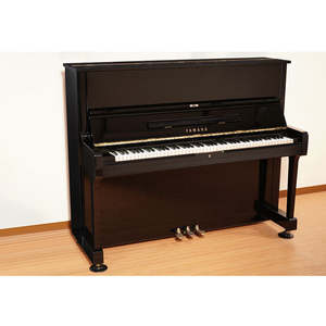 Piano à clavier Yamaha d'occasion U1H à revêtement émaillé noir finition miroir - Product Image 1