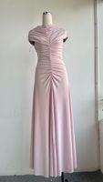 Robe longue plissée verte à col semi-montant, design de niche, coupe ajustée, style estival élégant, style célébrité pour les vacances