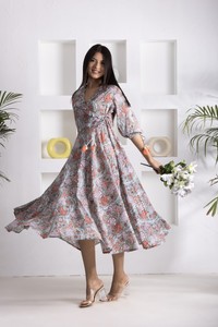 Robe verte évasée pour femme avec nœud à nouer et col en V, motif imprimé, pour un style décontracté et élégant - Product Image 2