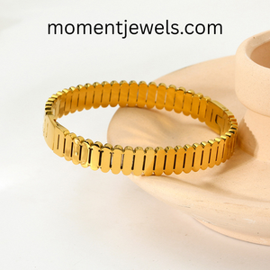 Brazalete de Acero Inoxidable con Rayas Acanaladas Chapado en Oro de 18K, Resistente al Agua y al Deslustre, Elegante Regalo para Mujer - Product Image 1