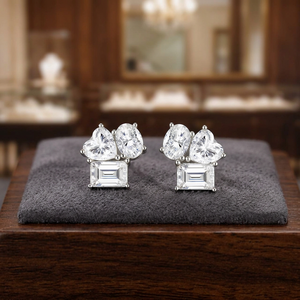 Boucles d'oreilles clous de luxe à trois pierres en diamant de laboratoire taille princesse, certifiées IGI VVS1, en argent sterling, tendance et étincelantes - Product Image 2