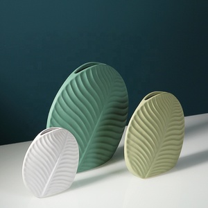 Vaso di fiori artificiali in ceramica bianca moderna vasi in ceramica di lusso con foglia di palma per la decorazione della casa - Product Image 2