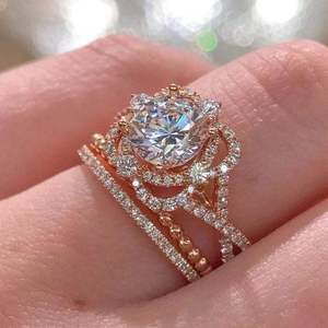 Anello con Fiore in Tono Rosa per Donne, Elegante Accessorio Floreale per Uso Quotidiano - Product Image 1