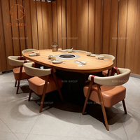 Ensemble de meubles de restaurant, café et bar moderne, table à manger en bois pour fondue et chaises en cuir avec dossier rond et coussin beige
