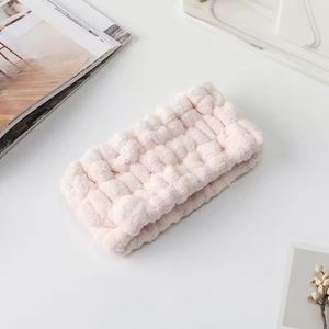 Set de Diadema 3 en 1 de Felpa Coral para Lavado Facial, Banda Suave y Absorbente para el Cabello con Muñequeras para el Sudor, Accesorios para Cuidado de la Piel, Yoga y Gimnasio para Mujer - Product Image 3